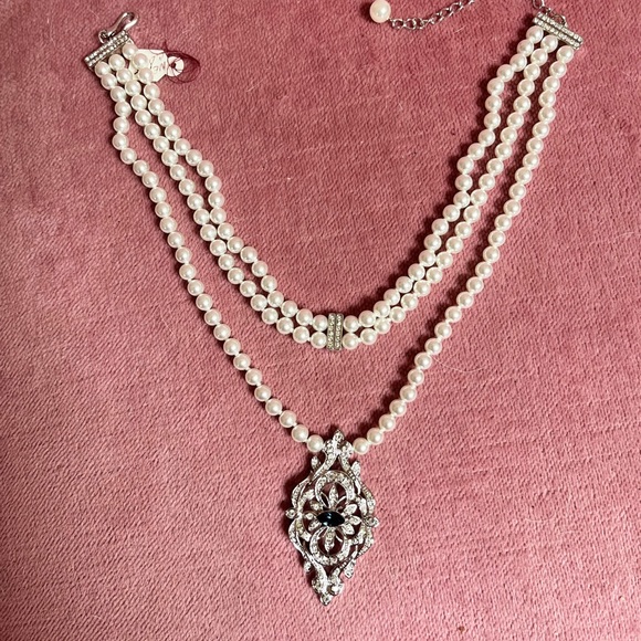 Elegant 3 layer faux off white pearls with crystal marquis sapphire pendant - Picture 2 of 16